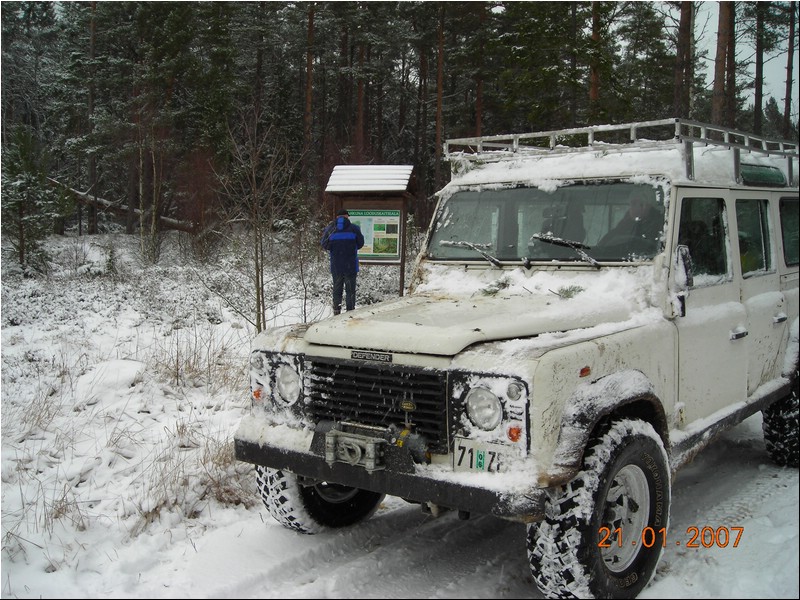 238-Kristjan_Tahkuna_looduskaitseala_infotahvlit_lugemas.JPG
